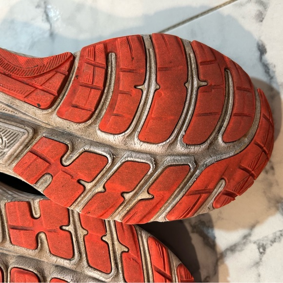 ASICS  size 10 very worn - Picture 5 of 10